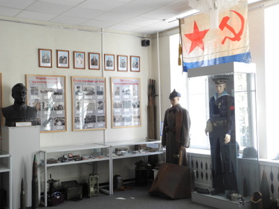 В одном из залов музея. В одном из залов музея.